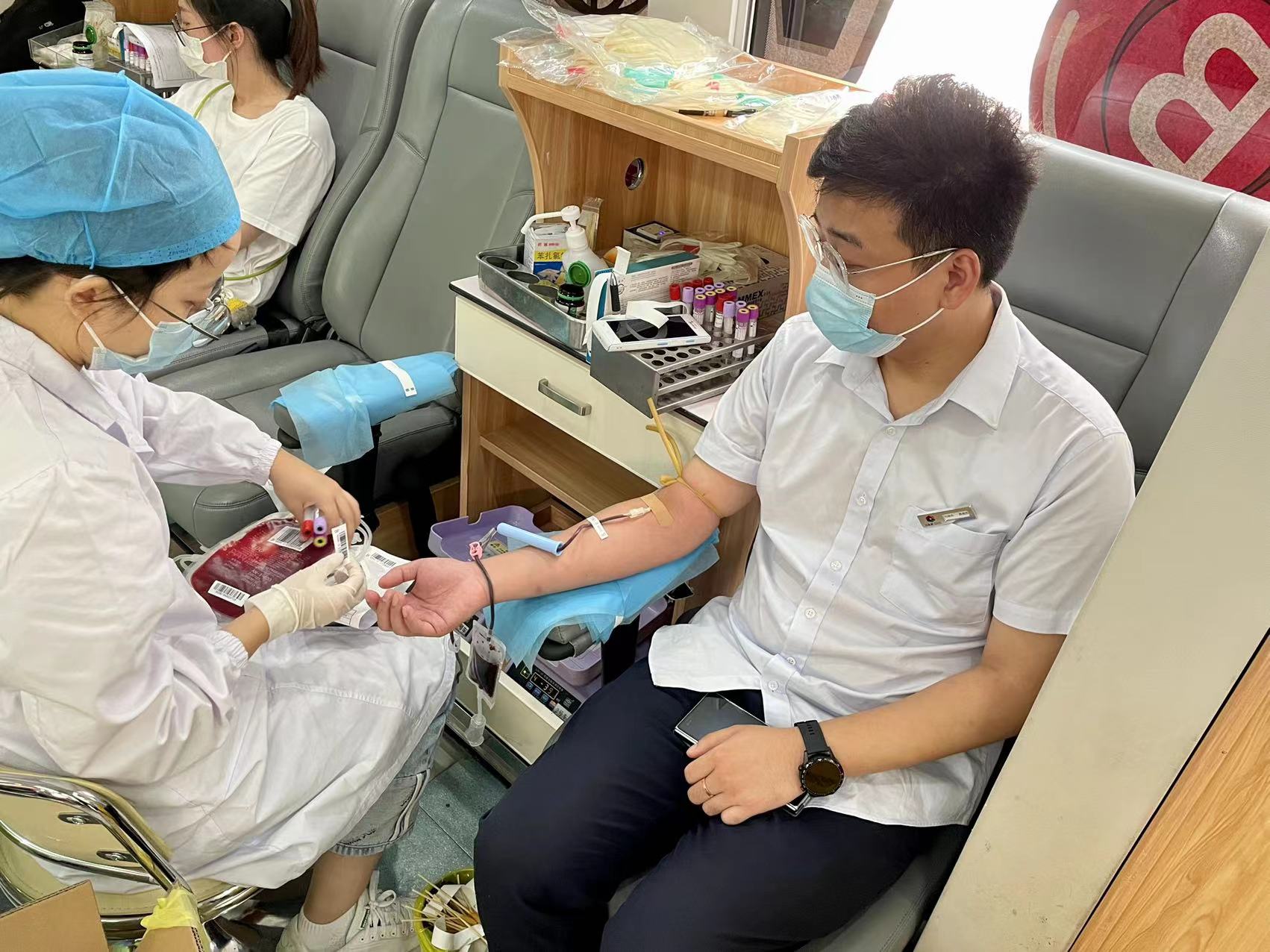 水晶城参加街路无偿献血活动