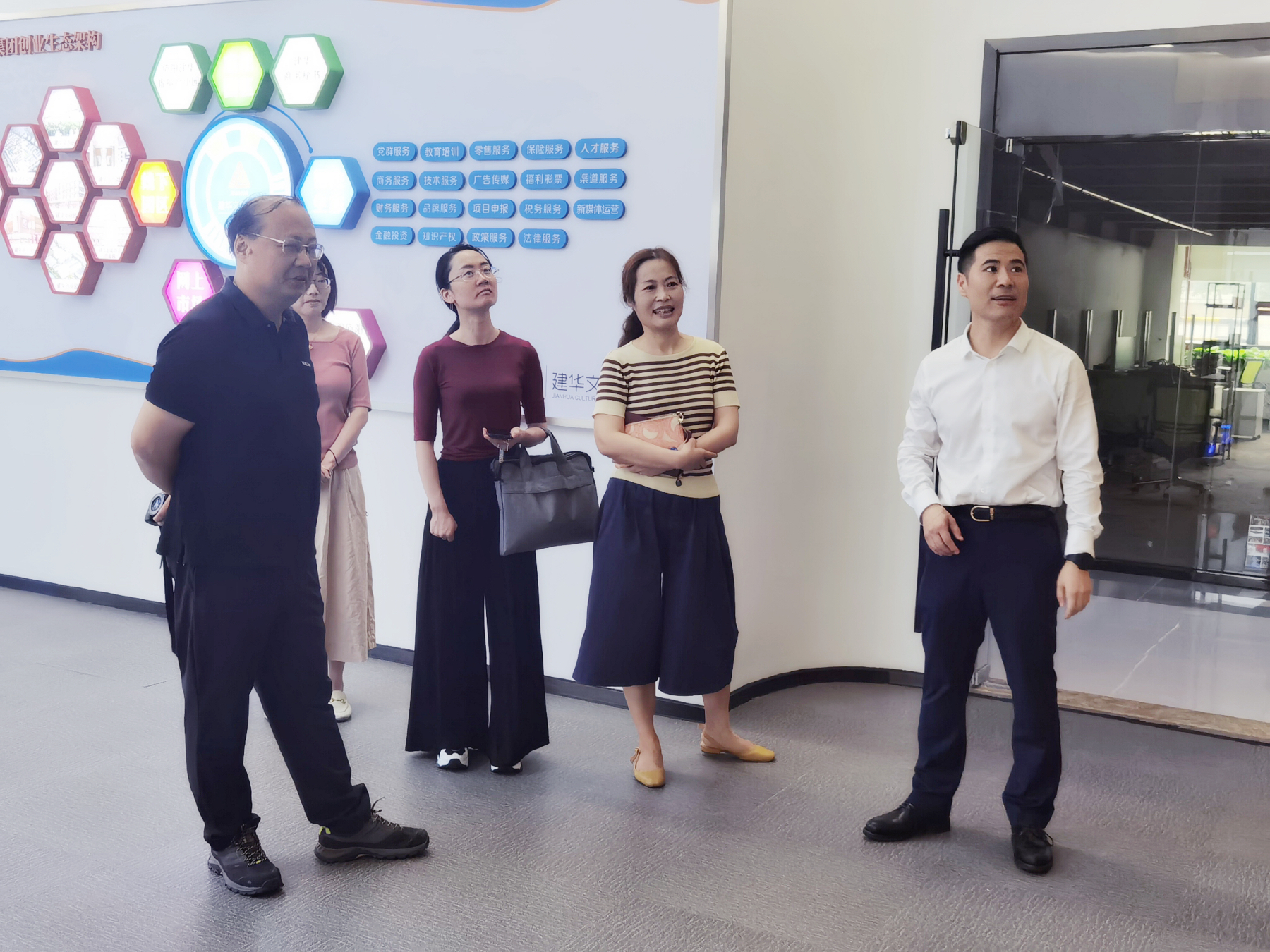 区政协副主席杨俊一行光临CQ9电子文创集团调研