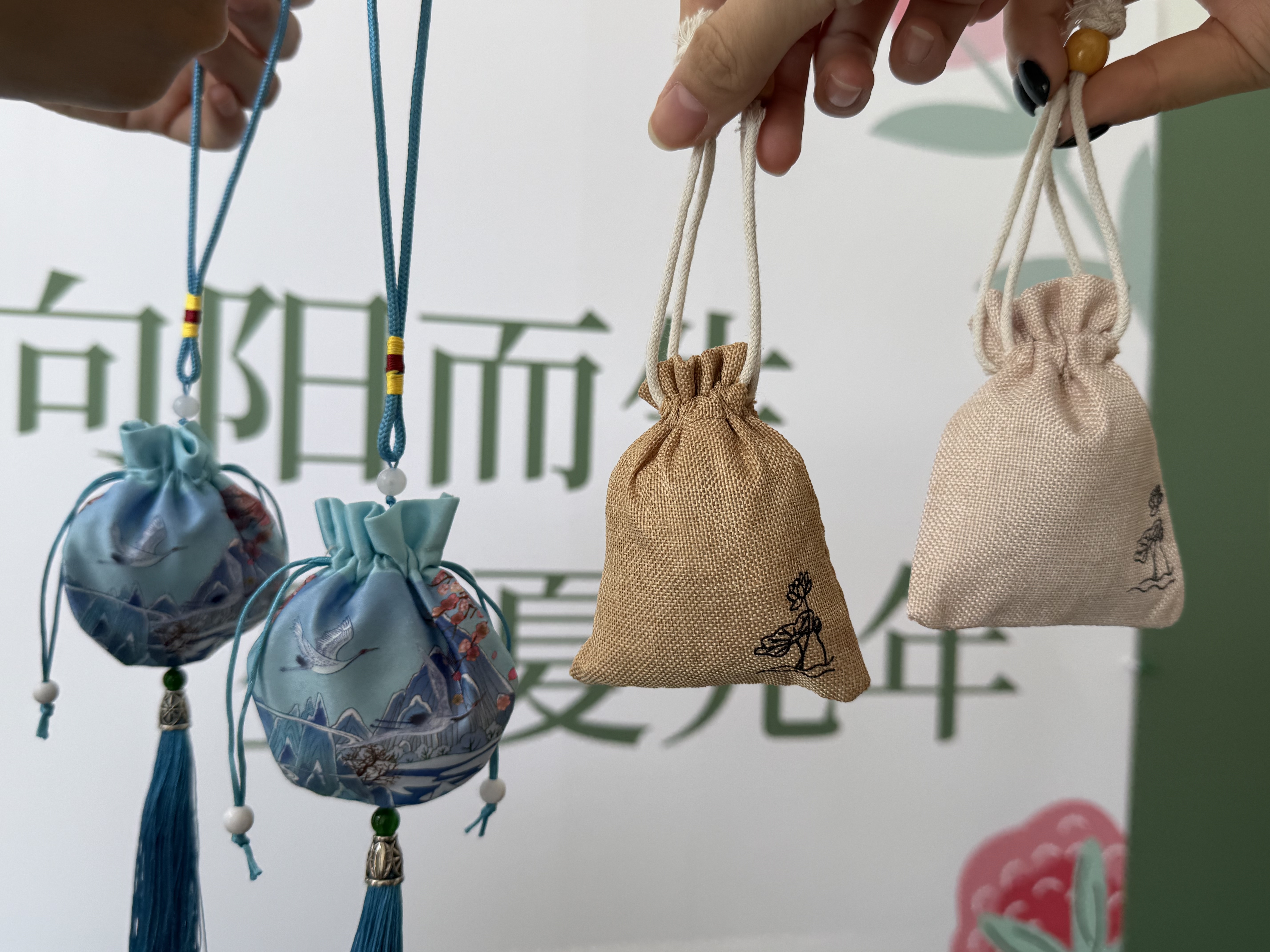 巧手造香囊，情暖端中午