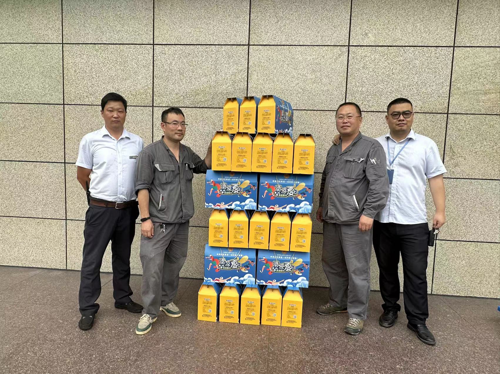 工会情系职工  夏季送来清冷