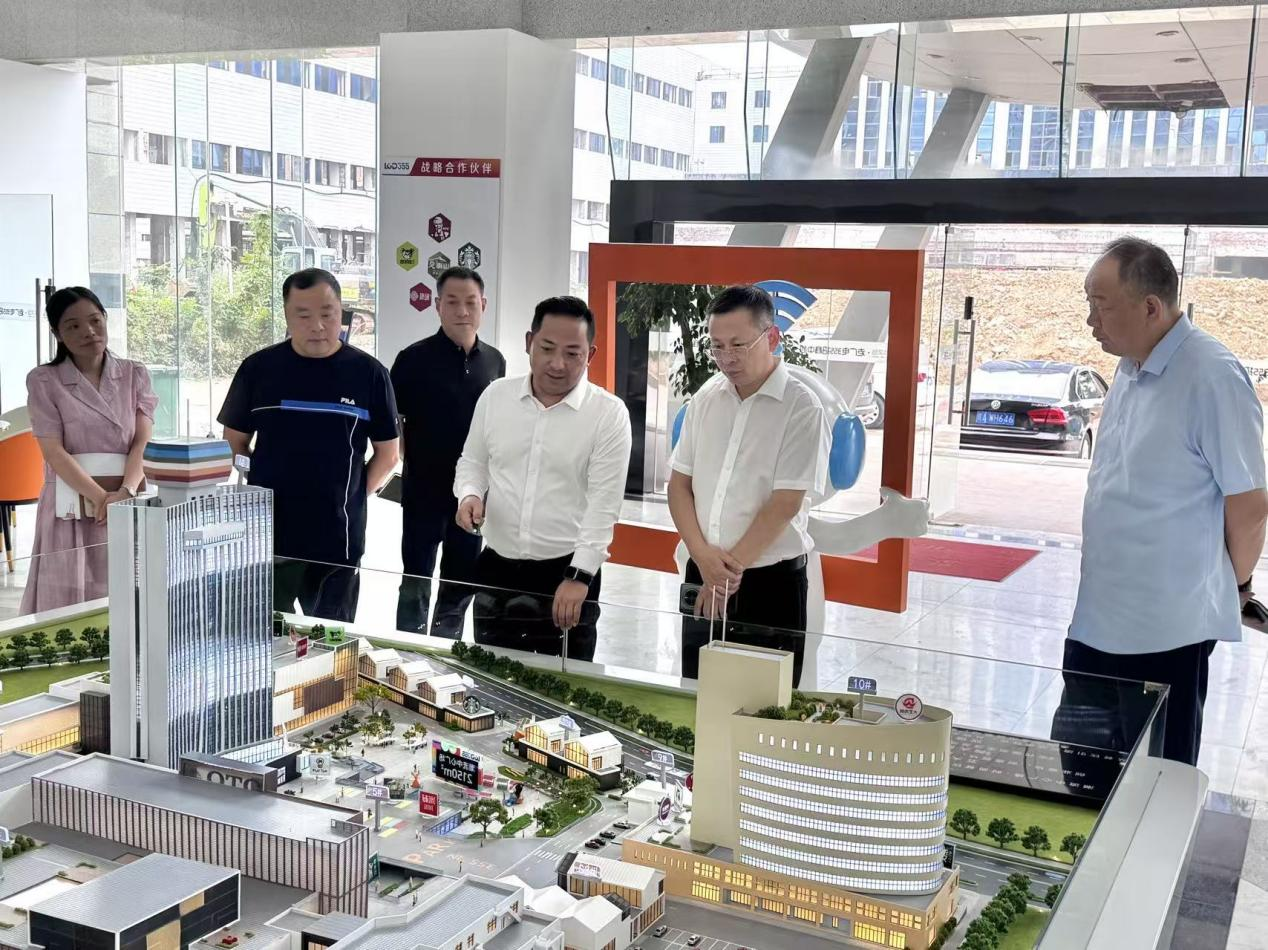 合肥市包河区区委副书记刘登银调研安徽老广电355潮水创意社区