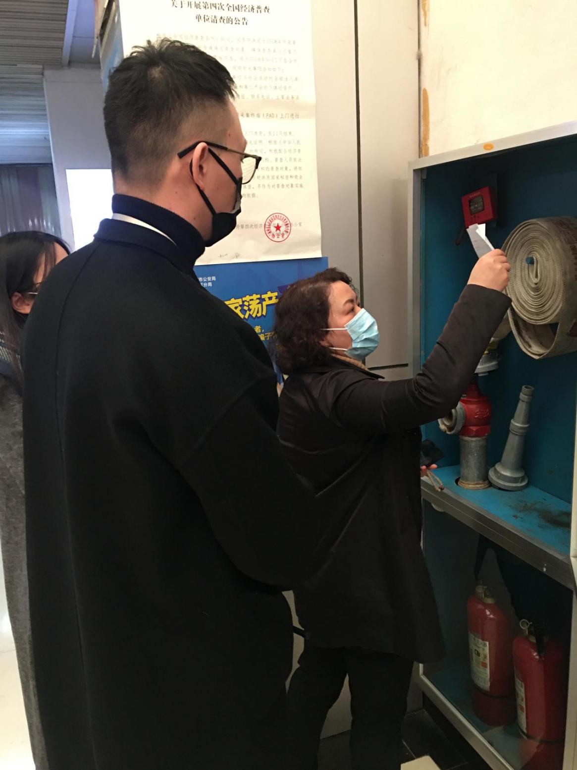 大关街路吴维丽副主任走访钱江商城 发展节前安全出产查抄工作