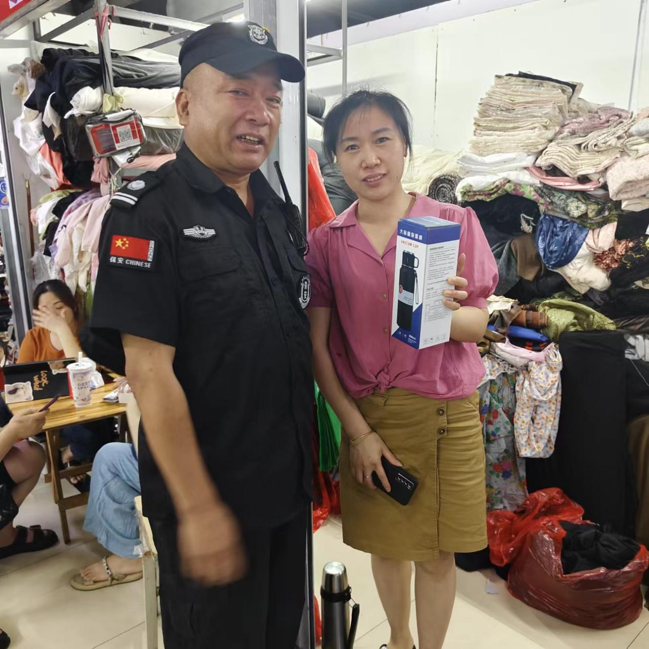 化险为夷！热心商户见义勇为，危机情况扶梯救人