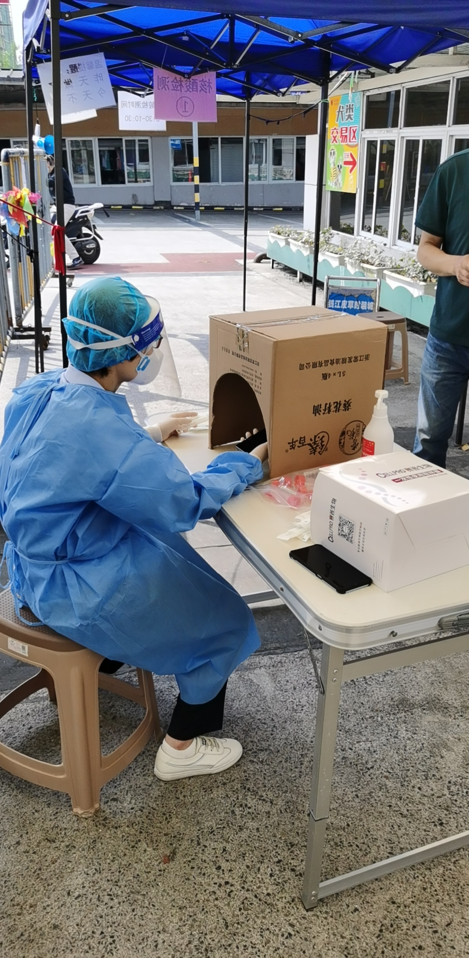 防疫人员智慧多!——自创发现“防反光河妆 助力防疫获好评