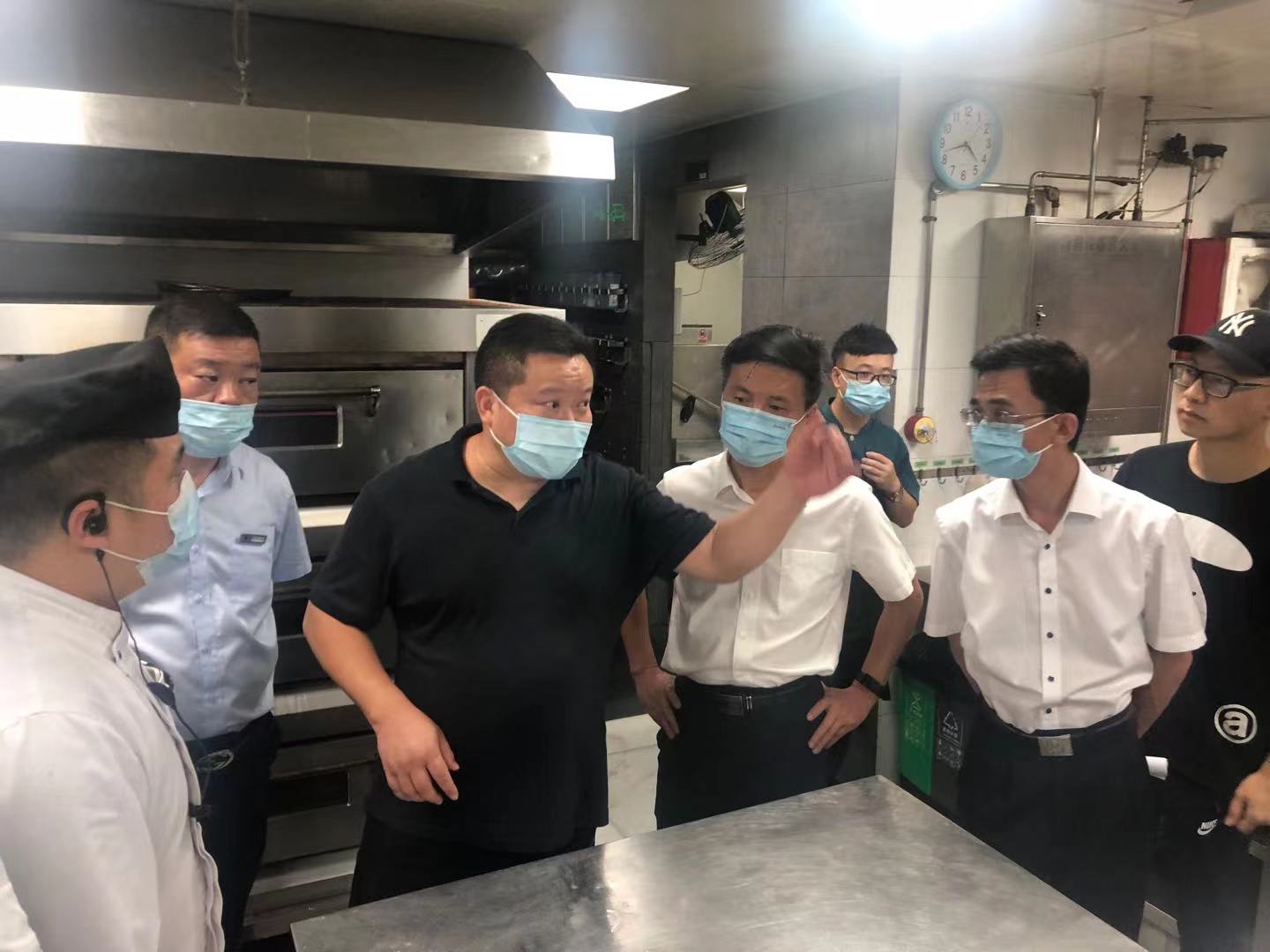 市城市运行专委会光临水晶城发展节前安全查抄