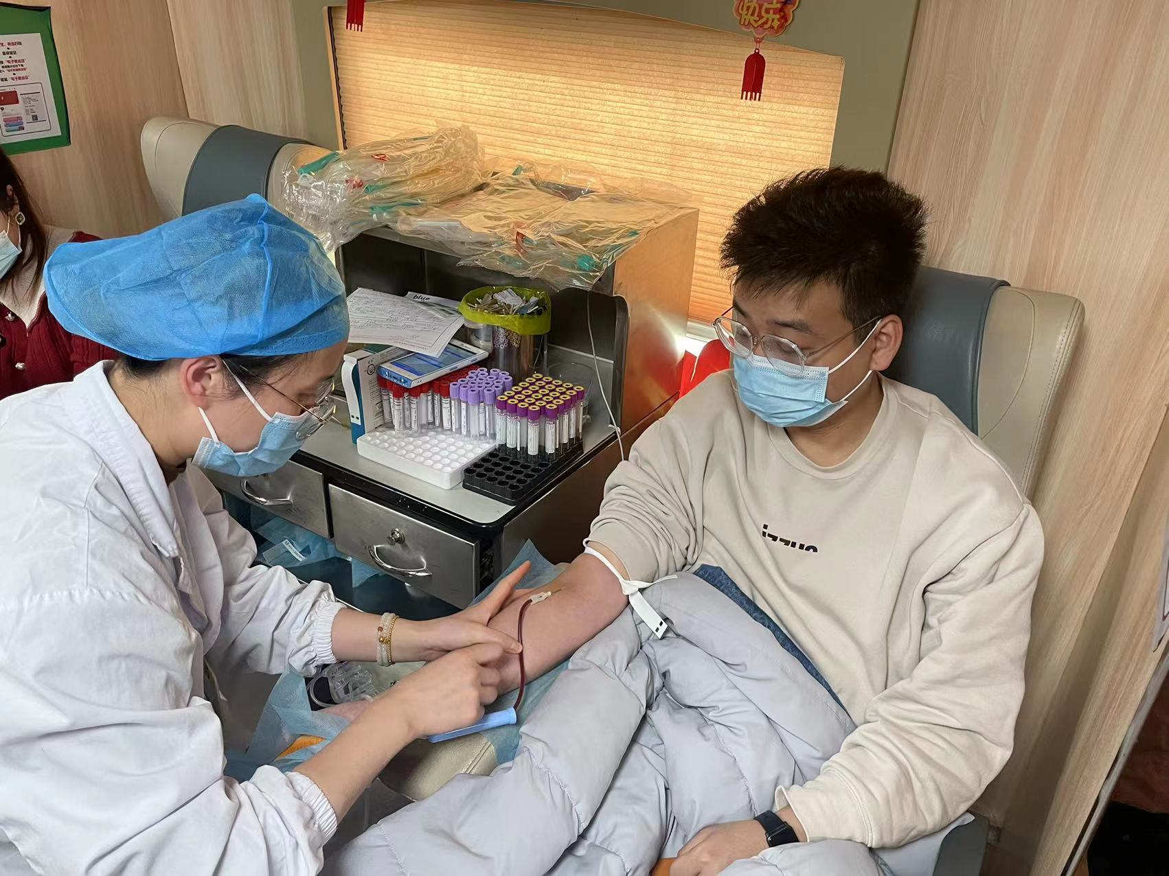 水晶城参加街路无偿献血活动