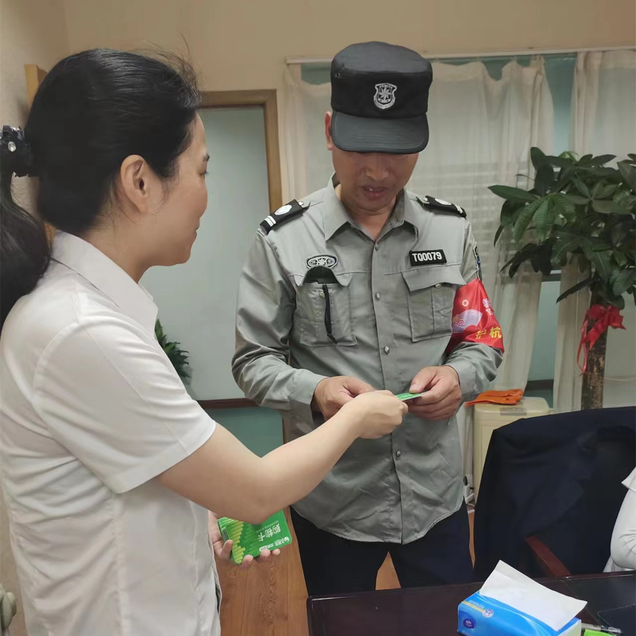 CQ9电子市场工会为整个职工发放端午慰问品