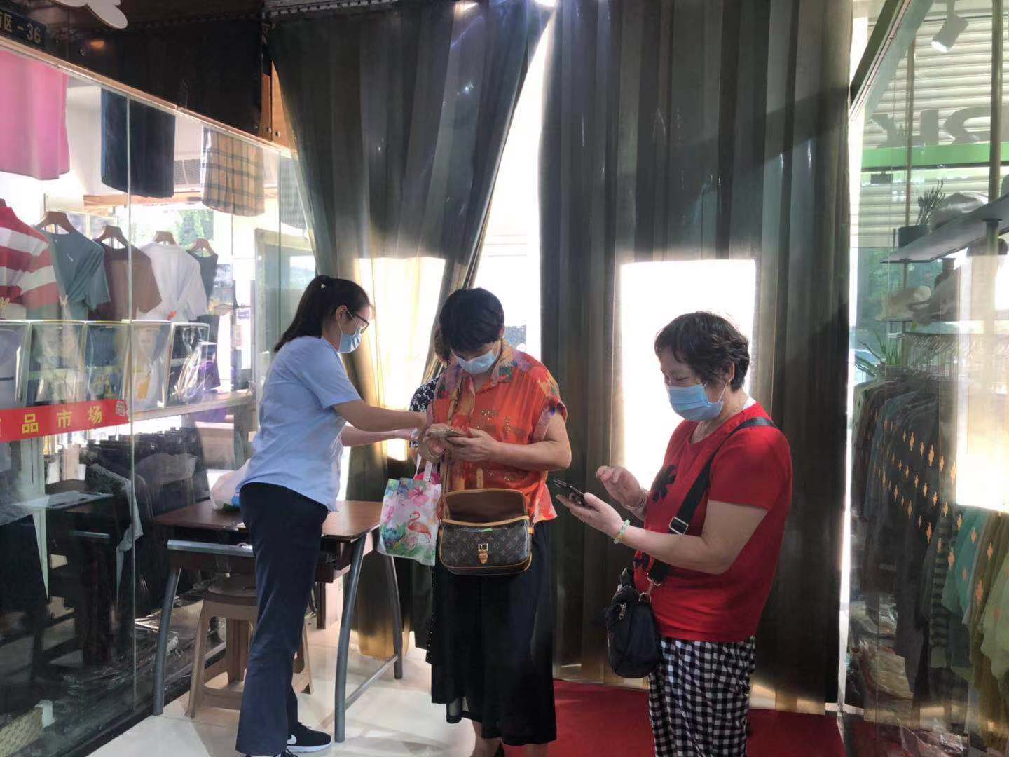 疫情防控不放松 人道化治理有温度