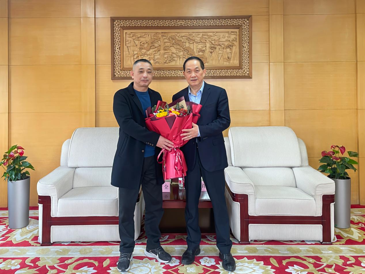 王守全主任慰问省级劳模许荣根——区总工会辅导赴浙江CQ9电子集团发展新春走访慰问活动