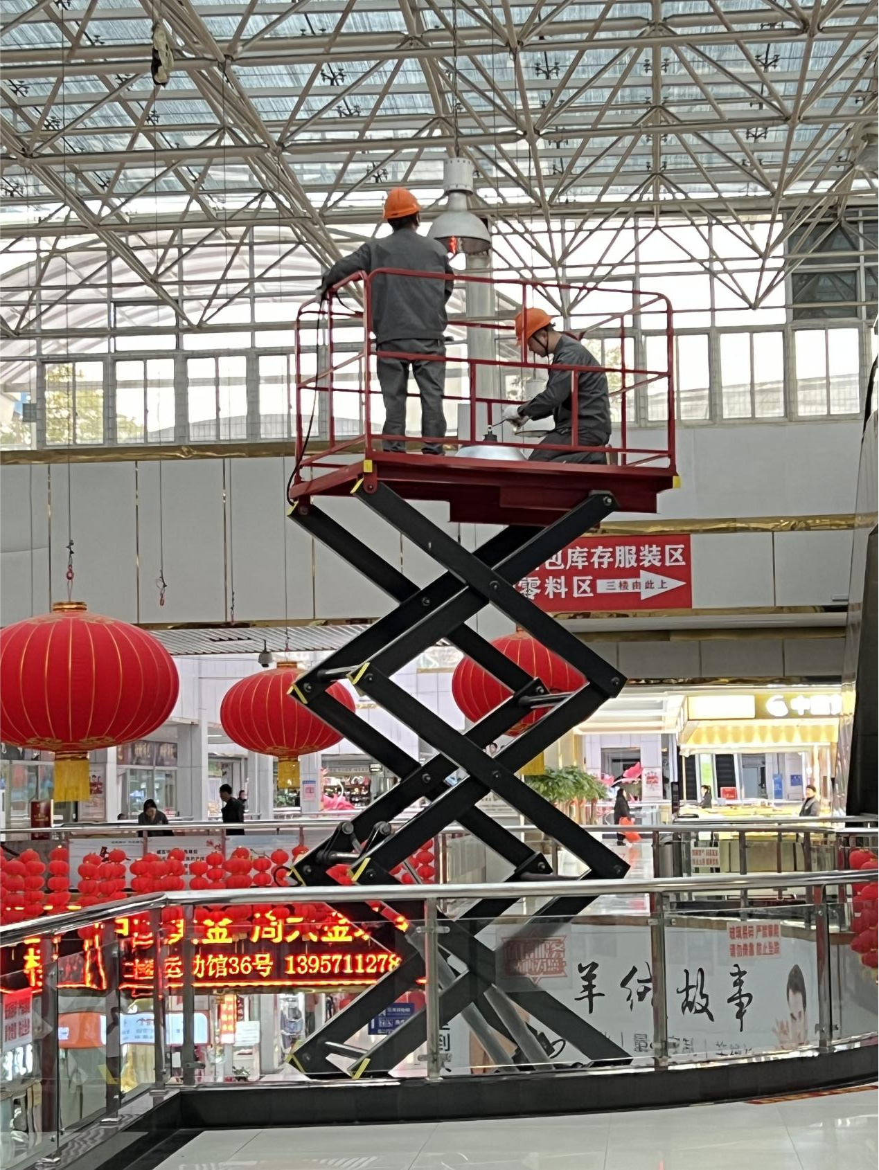 钱江商城发展吊顶大灯更换工作