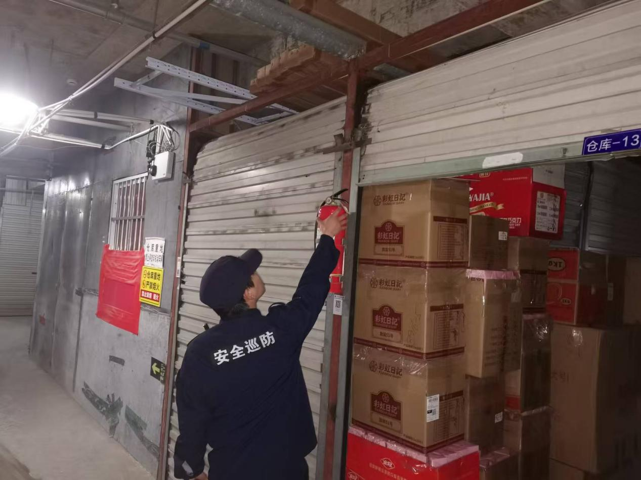 筑牢仓储安全防线 钱江商城发展仓库专项查抄