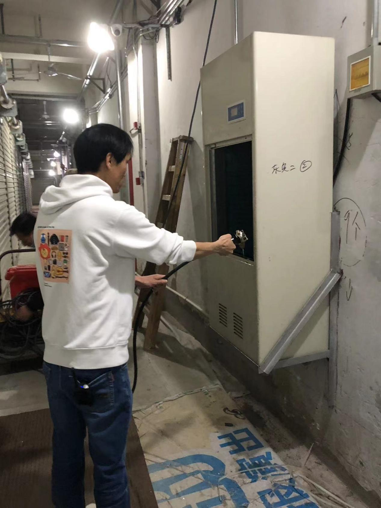 钱江商城对水晶城仓库除湿机进行洗濯