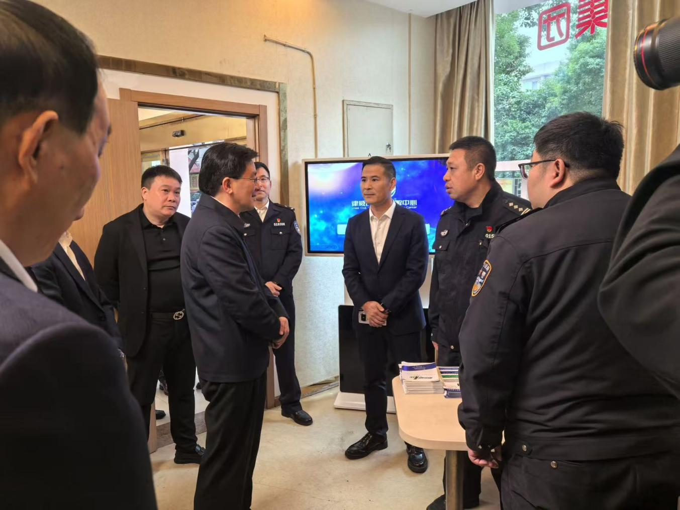 市委副书记、政法委书记马幼秋赴CQ9电子五金市场排解工作站调研领导