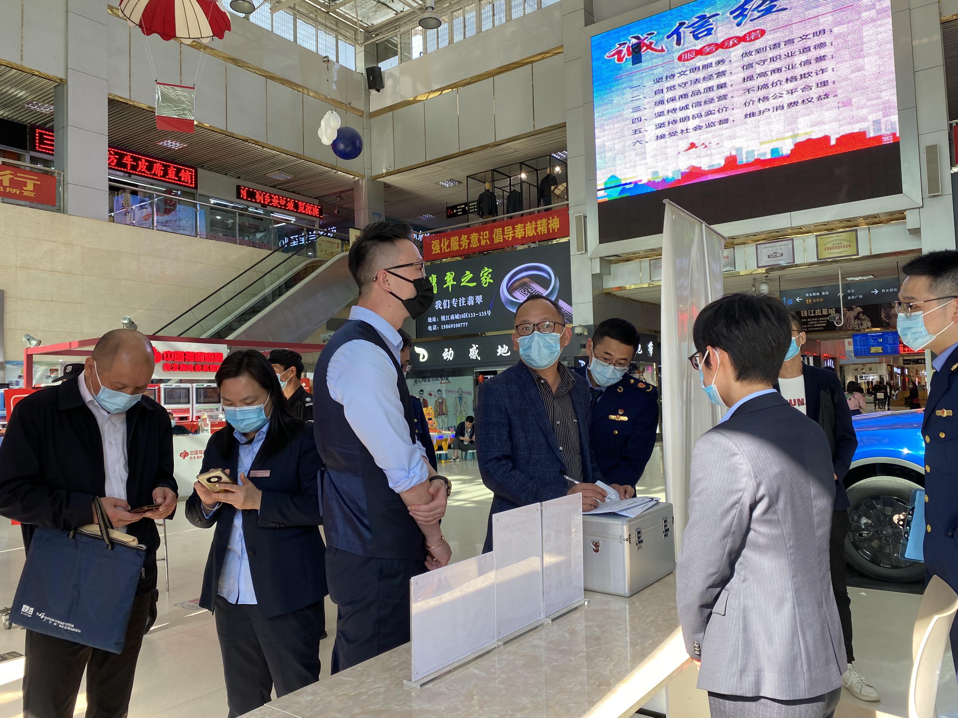 浙江省市场监管局查抄组光临钱江商城 验收“五化”市场创建工作