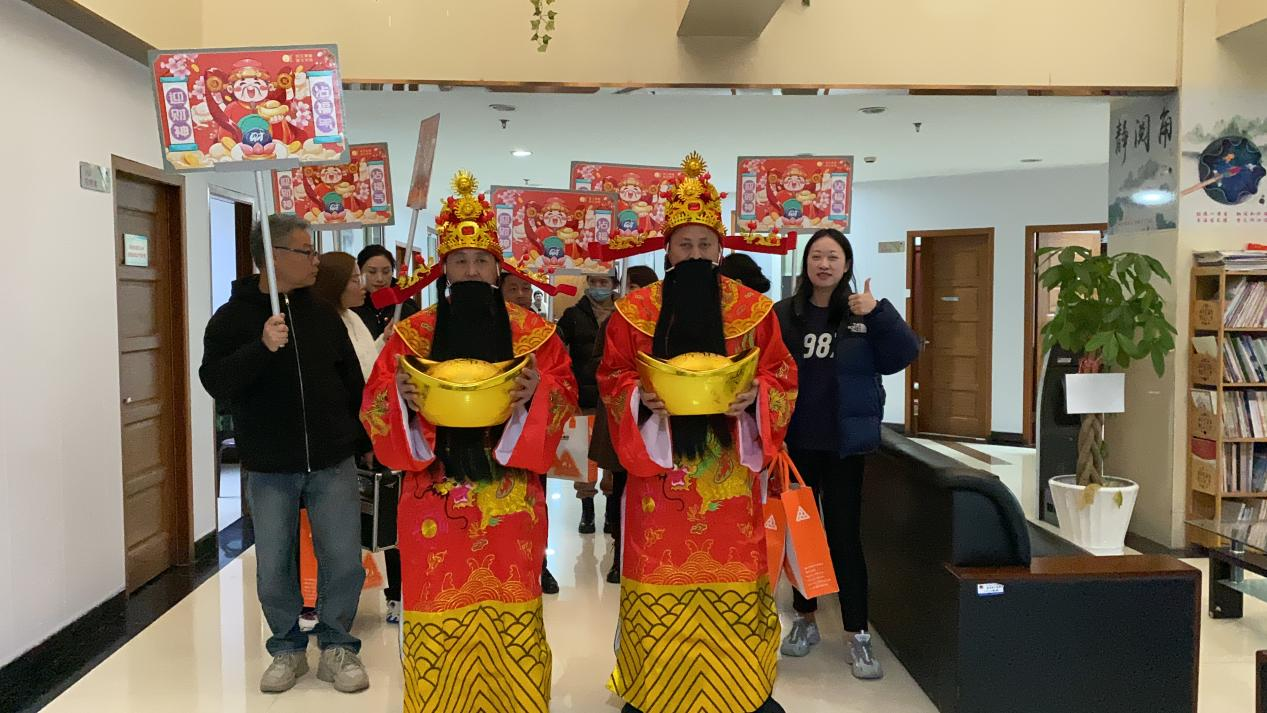 正月十五元宵到，财神到来，请接福！