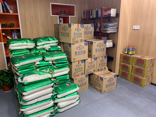 20200122喜迎春节 CQ9电子文创集团工会组织发放2020年度新春慰问品 (1).jpg