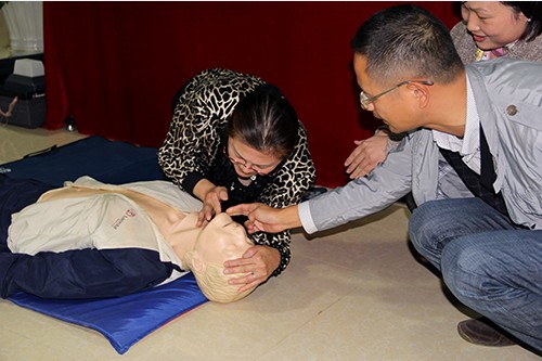 20131024CQ9电子文创园党支部进行应急救护知识培训 (3).jpg