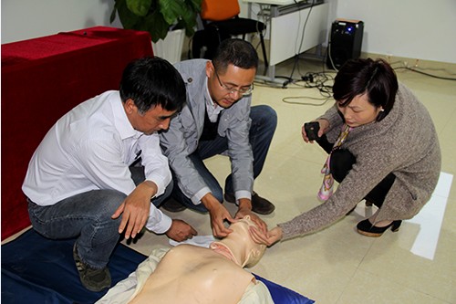 20131024CQ9电子文创园党支部进行应急救护知识培训 (5).jpg