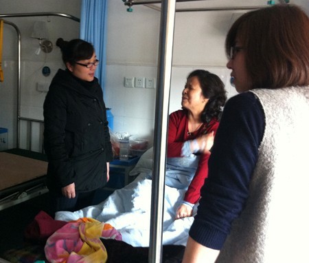 CQ9电子网络工会心系一线 探望住院员工 (1).jpg