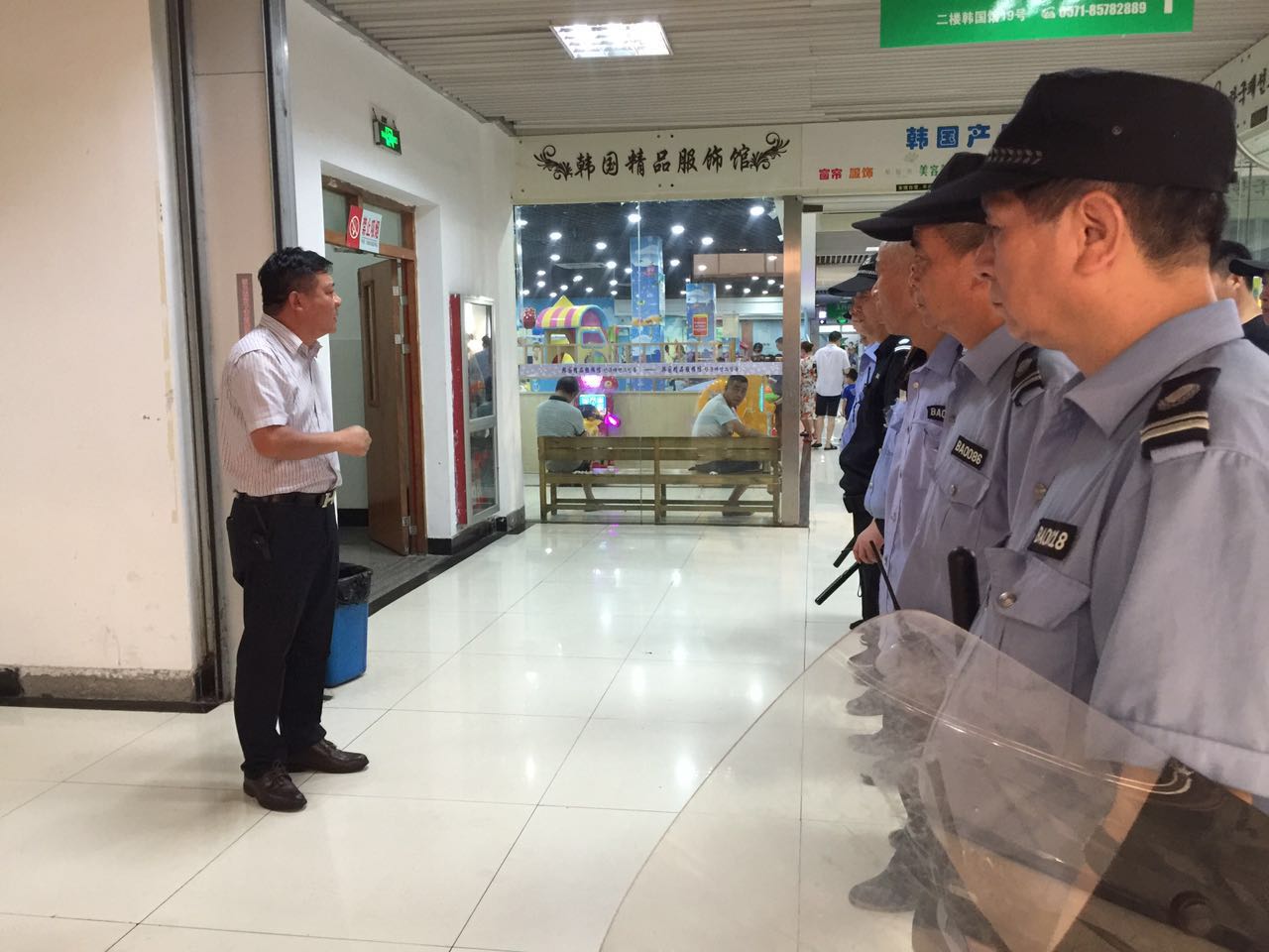 上塘街路总工会向钱江市场一线职工送清冷 (1).jpg