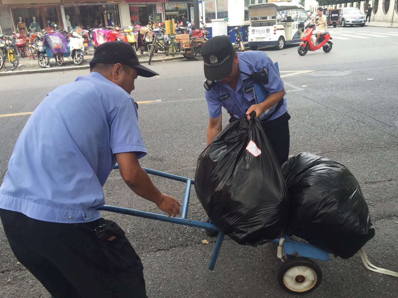 上塘街路总工会向钱江市场一线职工送清冷 (2).jpg
