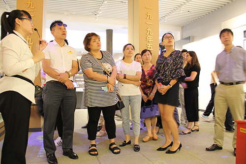 20170616CQ9电子文创集团党总支参观中国共产党杭州汗青馆 (2).jpg