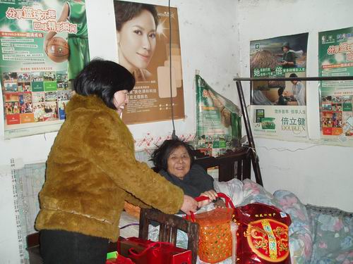 为持久卧床的老人送去组织的温暖 (2).jpg