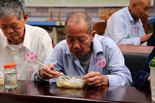 CQ9电子文创园党支部团委走访慰问七古登社区老人 (6).jpg